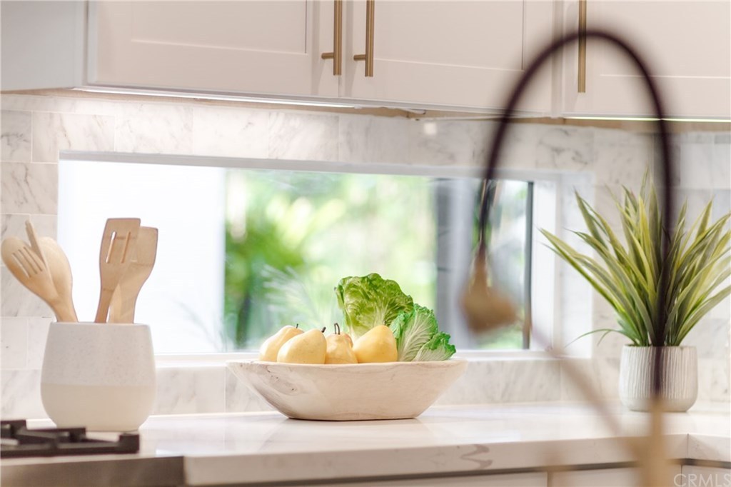 Staged kitchen with marble backsplash — home staging, Greater Los Angeles